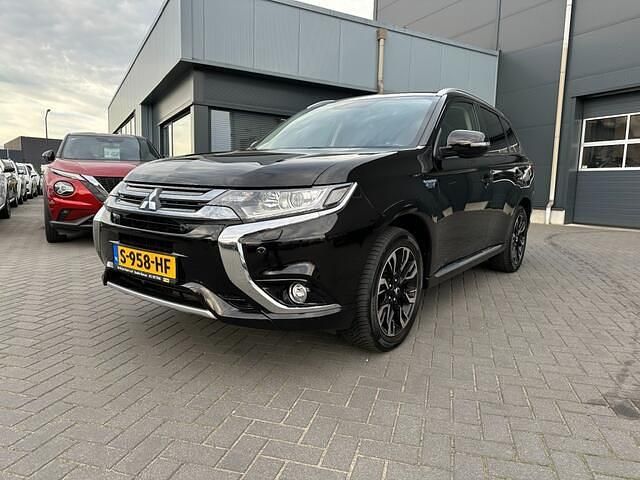 Zwart, metallic lak Gebruikt 2016 Mitsubishi Outlander Edition SUV | € 15.650 (Iets duurder) - Afbeelding 1/4