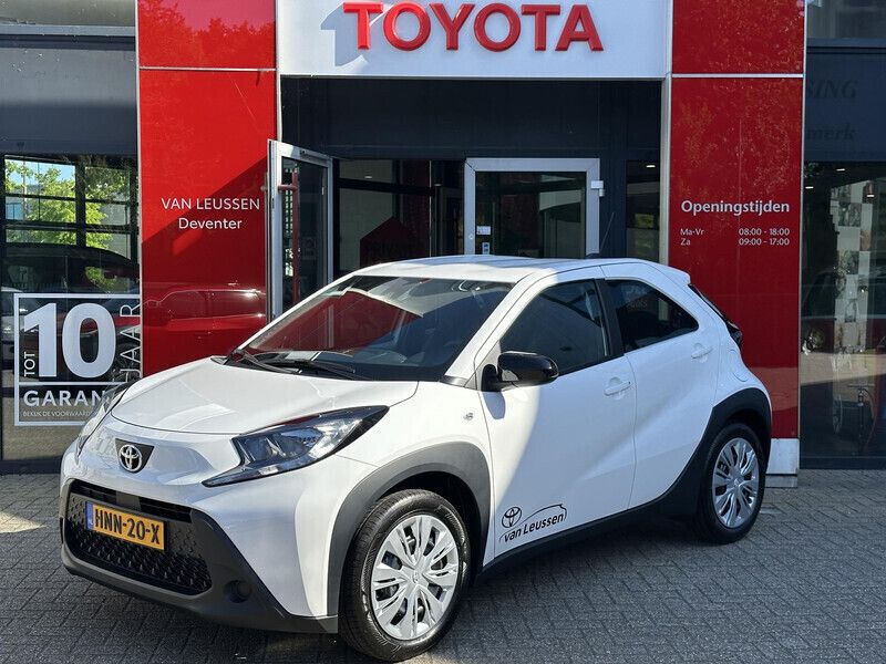 Wit Gebruikt 2025 Toyota Aygo X X-play SUV | € 21.900 - Afbeelding 1/4