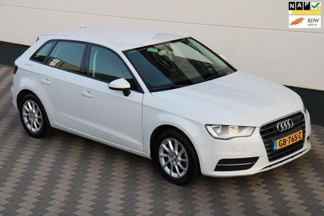 Wit Gebruikt 2015 Audi A3 Sportback Attraction Hatchback | € 6.445 (Iets duurder) - Afbeelding 1/4