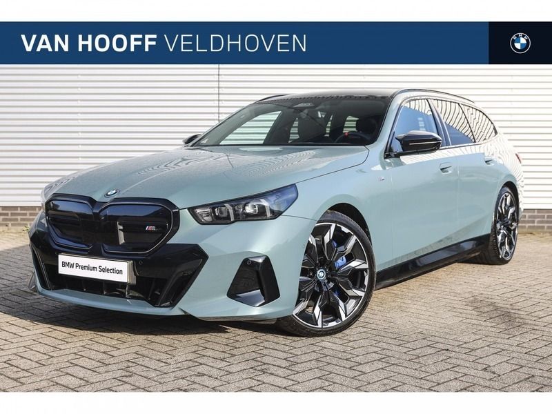 Cape york green (groen metallic) Gebruikt 2024 BMW i5 Comfort Edition Sedan | € 81.950 (Goede deal) - Afbeelding 1/4