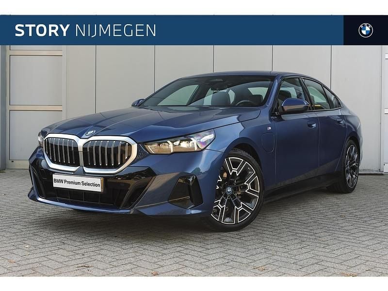 Blauw Occasion 2025 BMW 530e M Sport Sedan | € 63.450 (Eerlijke prijs) - Afbeelding 1/4