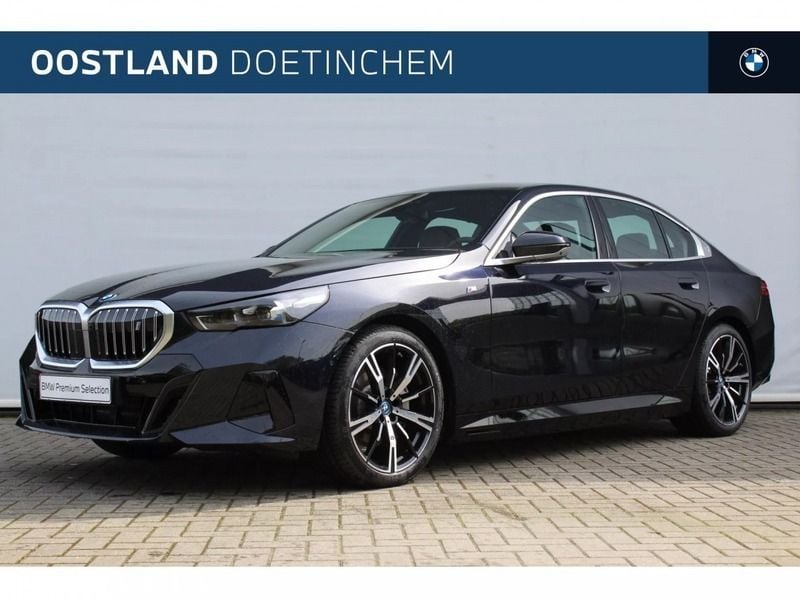 Carbonschwarz (donker zwart metallic) Gebruikt 2024 BMW i5 Comfort Edition Sedan | € 65.850 (Duur) - Afbeelding 1/4