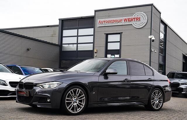 Grijs Gebruikt 2016 BMW 330 Executive Sedan | € 17.775 (Goede deal) - Afbeelding 1/4