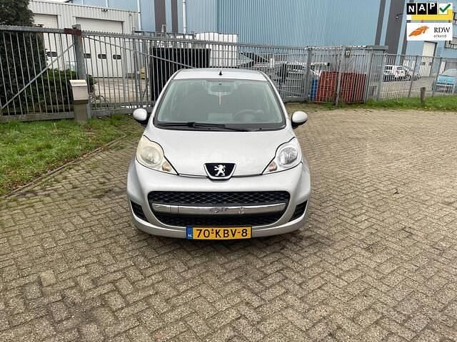 Grijs Gebruikt 2009 Peugeot 107 Hatchback | € 1.599 (Eerlijke prijs) - Afbeelding 1/4