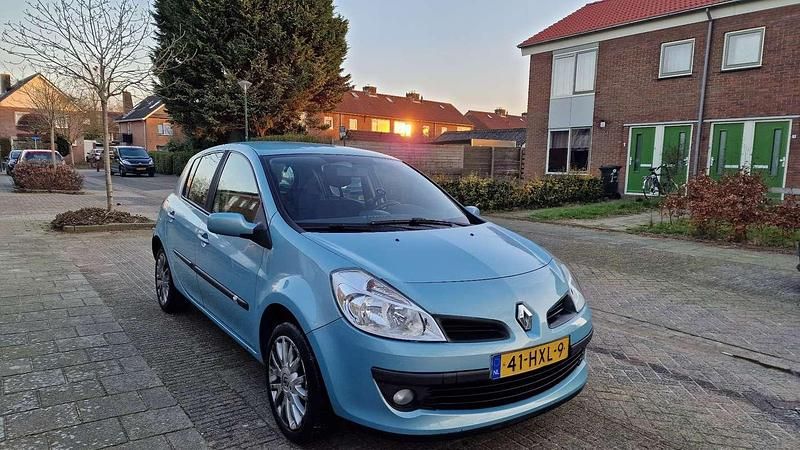 Blauw Occasion 2009 Renault Clio II Collection Hatchback | € 3.000 (Eerlijke prijs) - Afbeelding 1/4