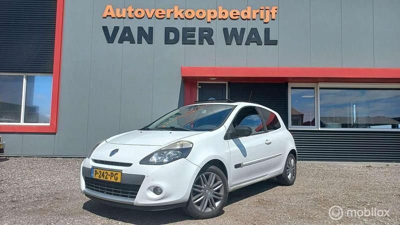 Wit Gebruikt 2011 Renault Clio II Authentique Hatchback | € 3.350 (Eerlijke prijs) - Afbeelding 1/4
