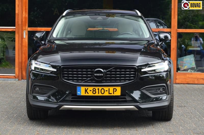 Zwart Gebruikt 2021 Volvo V60 CC Stationwagen | € 39.450 - Afbeelding 1/4