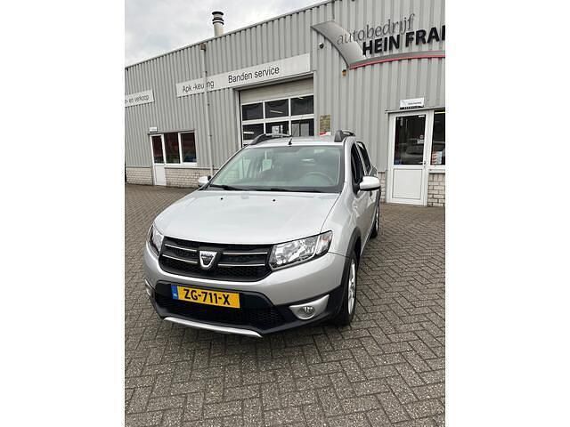Grijs Gebruikt 2017 Dacia Sandero Lauréate Hatchback | € 8.450 (Goede deal) - Afbeelding 1/4