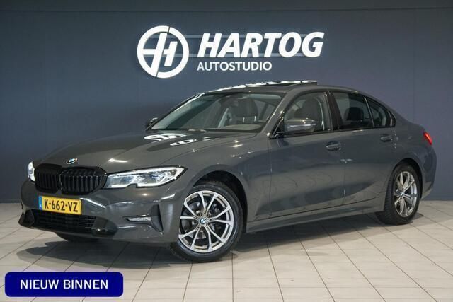 Grijs Gebruikt 2021 BMW 318 Executive Sedan | € 27.850 (Eerlijke prijs) - Afbeelding 1/4