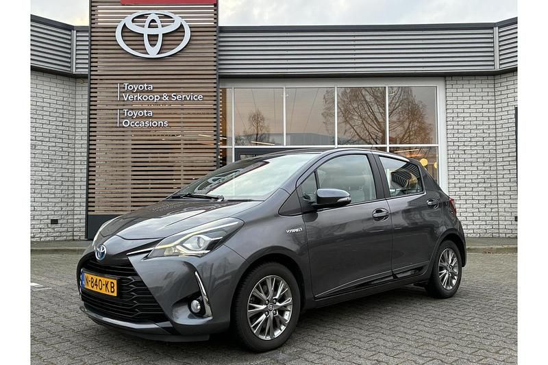 Grijs Occasion 2017 Toyota Yaris Hybrid Design Hatchback | € 14.489 (Eerlijke prijs) - Afbeelding 1/1