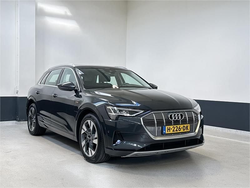 Grijs Occasion 2019 Audi e-tron Basis SUV | € 21.449 (Eerlijke prijs) - Afbeelding 1/4