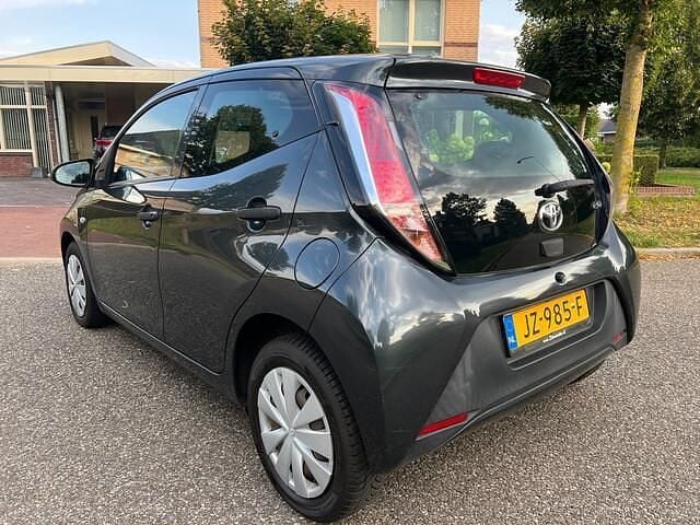 Grijs Gebruikt 2016 Toyota Aygo Hatchback | € 7.450 (Eerlijke prijs) - Afbeelding 1/4