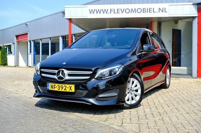 Zwart Gebruikt 2017 Mercedes B180 Edition MPV | € 14.450 (Eerlijke prijs) - Afbeelding 1/4
