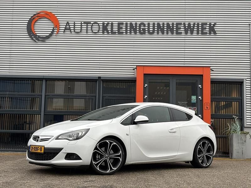 Wit Occasion 2012 Opel Astra GTC Sport Hatchback | € 5.950 (Eerlijke prijs) - Afbeelding 1/4