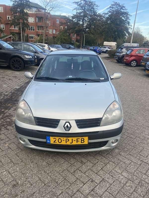 Grijs Occasion 2004 Renault Clio II Luxe Hatchback | € 995 (Goede deal) - Afbeelding 1/4