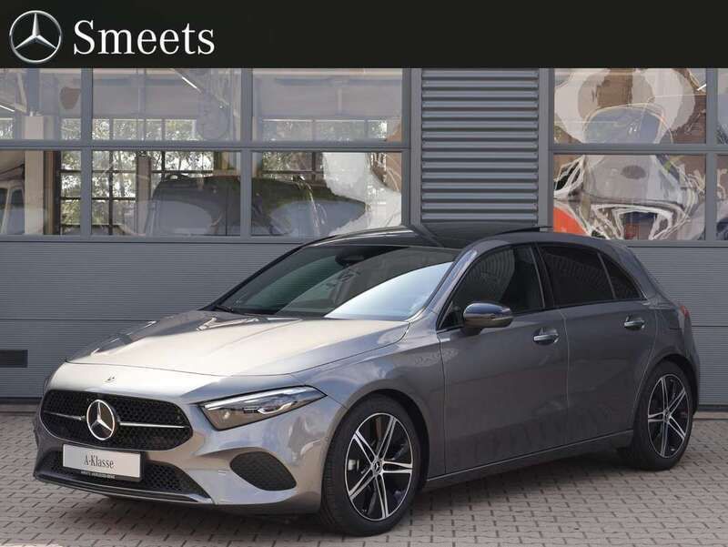 , metallic lak Nieuw 2024 Mercedes A180 Luxury Hatchback | € 42.950 (Eerlijke prijs) - Afbeelding 1/4