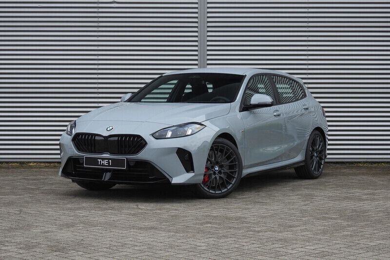 Grijs, metallic lak Nieuw 2025 BMW 120 M Sport Hatchback | € 52.170 (Eerlijke prijs) - Afbeelding 1/4