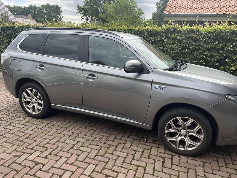 Grijs Gebruikt 2014 Mitsubishi Outlander Edition SUV | € 9.999 (Goede deal) - Afbeelding 1/4