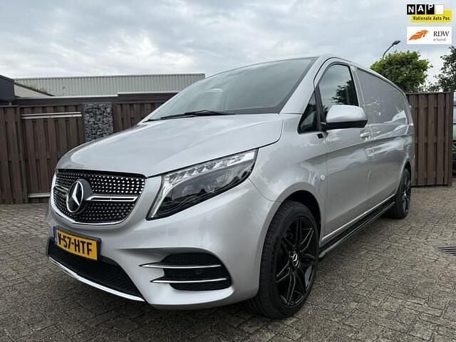 Grijs Gebruikt 2024 Mercedes Vito MPV | € 38.950 - Afbeelding 1/4
