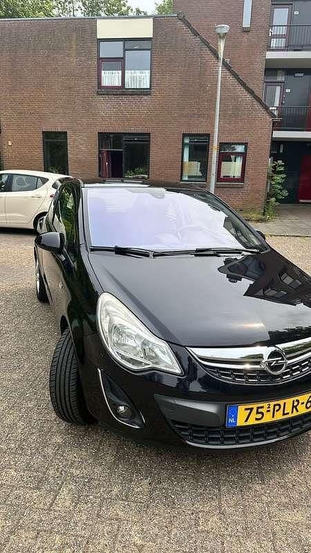 Zwart Gebruikt 2011 Opel Corsa Cosmo MPV | € 3.000 (Eerlijke prijs) - Afbeelding 1/4