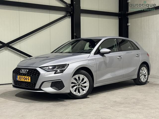 Grijs Gebruikt 2021 Audi A3 Sportback Advanced Hatchback | € 20.940 (Super prijs) - Afbeelding 1/4