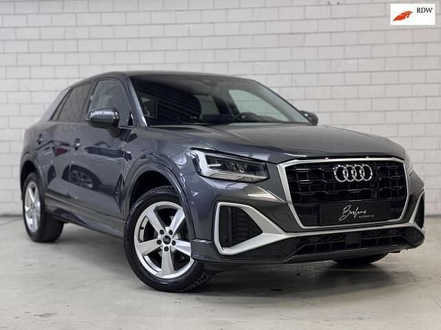 Grijs (metallic) Gebruikt 2024 Audi Q2 S-Line SUV | € 28.750 (Goede deal) - Afbeelding 1/4