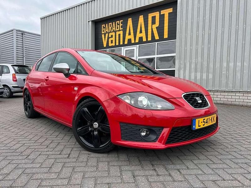 Rood, metallic lak Gebruikt 2012 Seat Leon FR Hatchback | € 7.450 (Goede deal) - Afbeelding 1/4