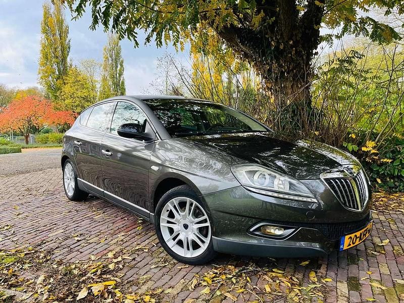 Grijs Gebruikt 2009 Lancia Delta Hatchback | € 3.950 (Eerlijke prijs) - Afbeelding 1/4