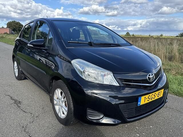 Zwart Occasion 2013 Toyota Yaris Hatchback | € 6.750 (Eerlijke prijs) - Afbeelding 1/4