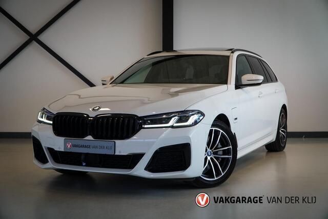 Wit Gebruikt 2022 BMW 530e M Sport Stationwagen | € 42.950 (Goede deal) - Afbeelding 1/4