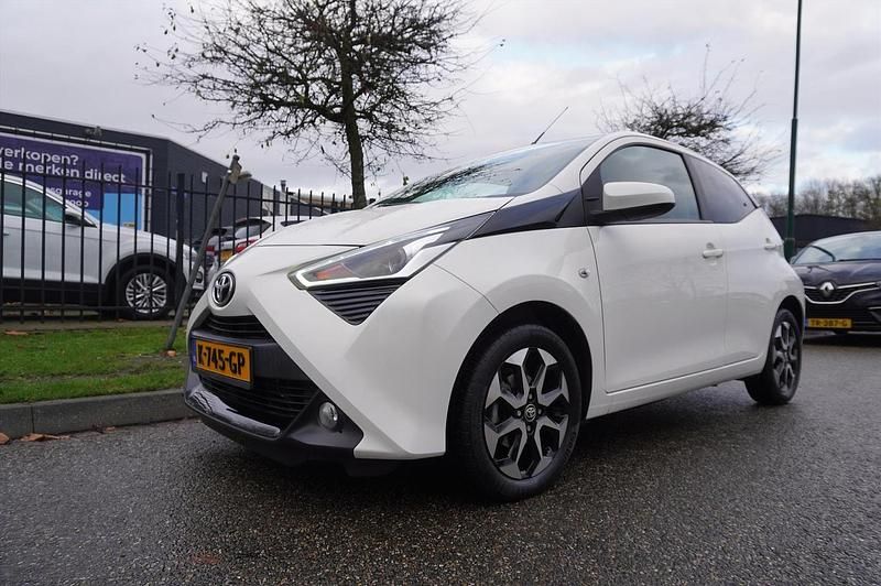 Wit Occasion 2021 Toyota Aygo Sport Hatchback | € 12.945 (Eerlijke prijs) - Afbeelding 1/4