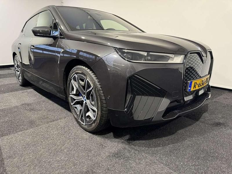 Grijs Gebruikt 2022 BMW iX Comfort Edition SUV | € 44.900 (Eerlijke prijs) - Afbeelding 1/4