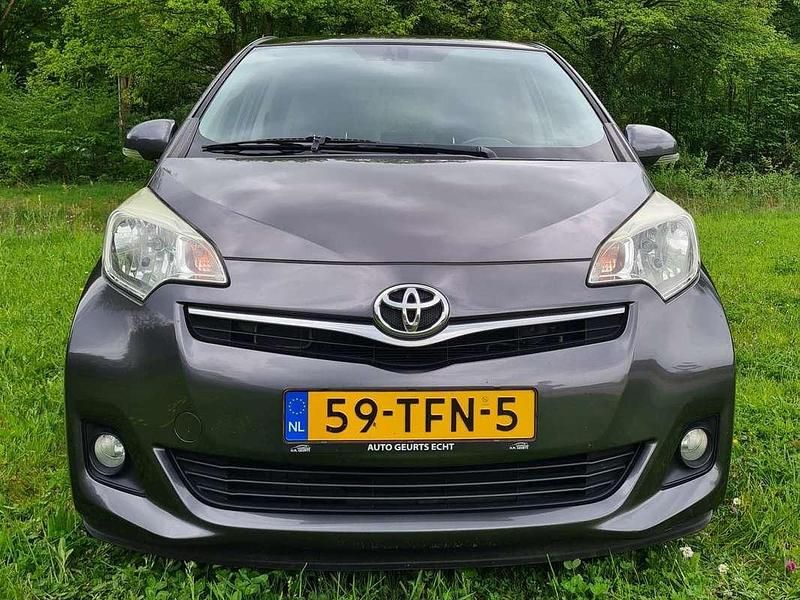 Grijs Gebruikt 2012 Toyota Verso-S MPV | € 7.500 (Iets duurder) - Afbeelding 1/4