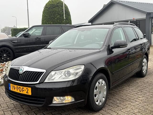 Zwart Gebruikt 2011 Skoda Octavia Ambition Stationwagen | € 2.450 (Super prijs) - Afbeelding 1/4