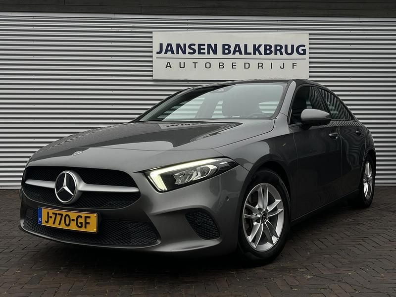 Grijs, metallic lak Gebruikt 2020 Mercedes A200 Business Sedan | € 22.900 (Super prijs) - Afbeelding 1/4