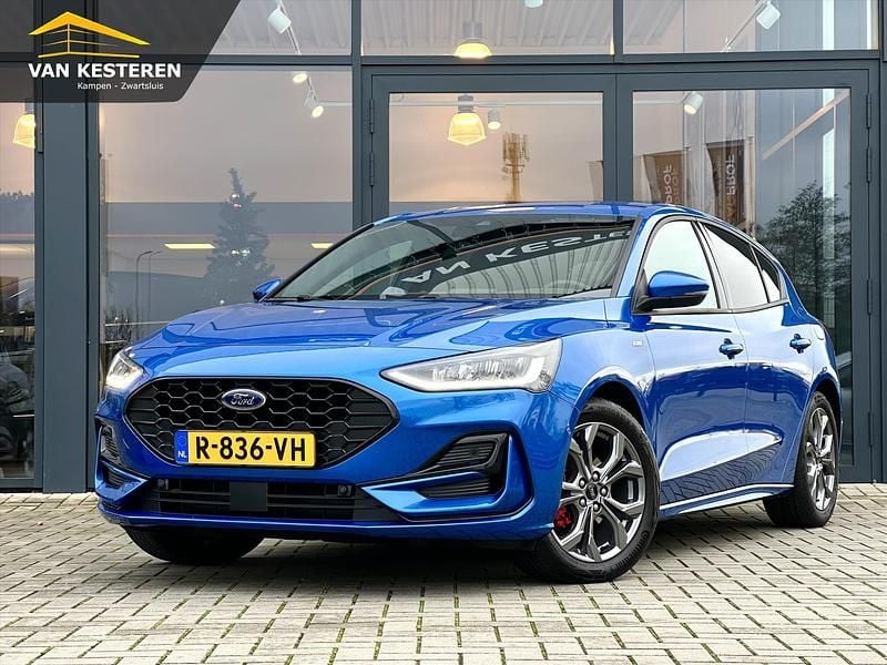 Blauw (metallic) Gebruikt 2022 Ford Focus ST-Line Hatchback | € 20.945 (Eerlijke prijs) - Afbeelding 1/4