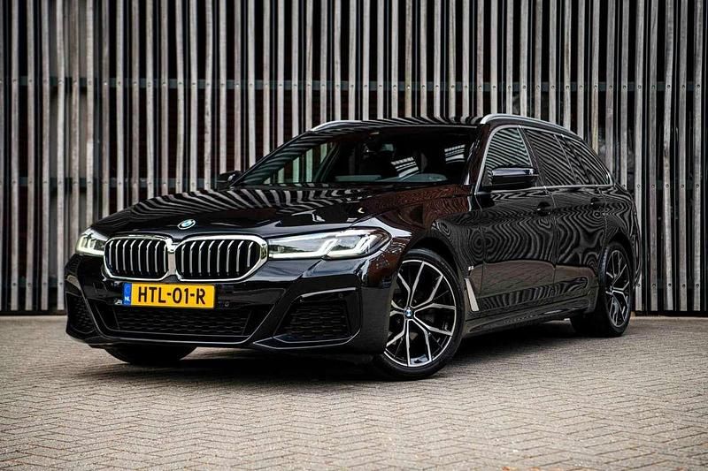 Zwart, metallic lak Gebruikt 2022 BMW 520 M Sport Stationwagen | € 36.950 (Iets duurder) - Afbeelding 1/4