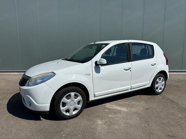 Wit Gebruikt 2009 Dacia Sandero Lauréate Hatchback | € 1.249 (Eerlijke prijs) - Afbeelding 1/4