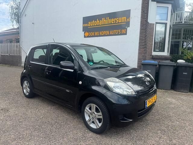 Zwart Gebruikt 2008 Daihatsu Sirion Hatchback | € 1.999 (Eerlijke prijs) - Afbeelding 1/4