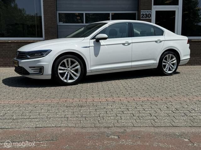 Wit Gebruikt 2017 VW Passat GTE Sedan | € 11.950 (Goede deal) - Afbeelding 1/4