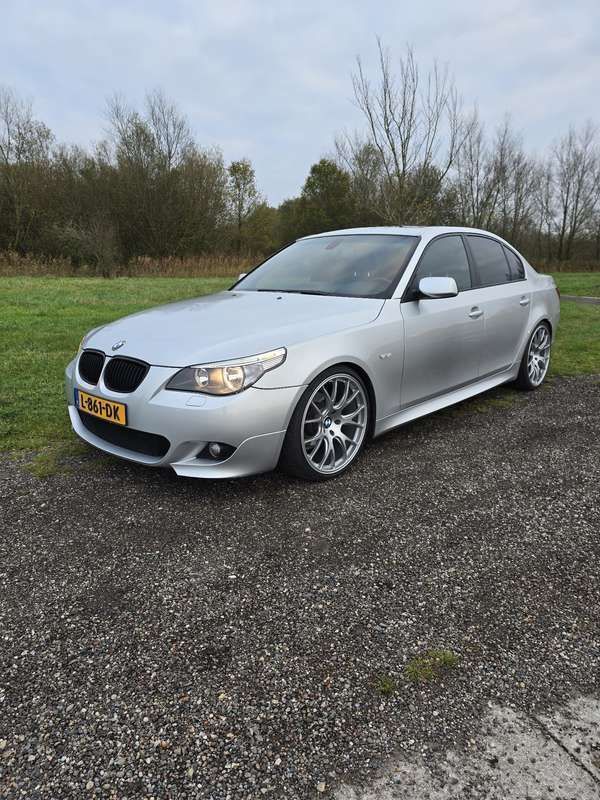 Grijs Gebruikt 2005 BMW 525 Sedan | € 10.525 (Duur) - Afbeelding 1/4