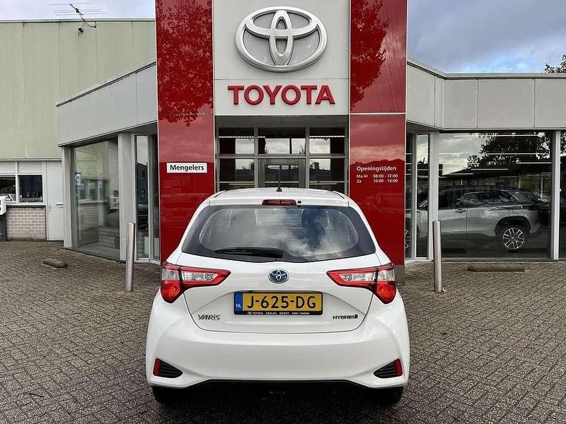 Occasion Toyota Yaris Hybrid Design 101 PK (74 kW) 2018 Wit Hatchback