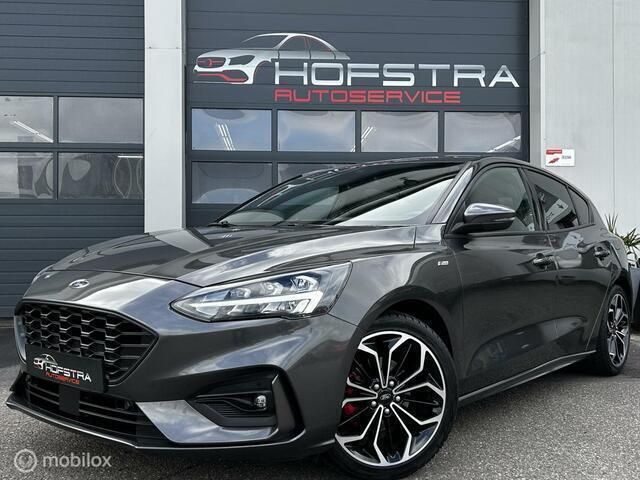 Grijs, metallic lak Gebruikt 2020 Ford Focus ST-Line Hatchback | € 14.945 (Eerlijke prijs) - Afbeelding 1/4