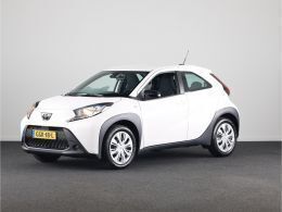 Pure white (licht wit) Gebruikt 2024 Toyota Aygo Play Hatchback | € 18.245 (Eerlijke prijs) - Afbeelding 1/3