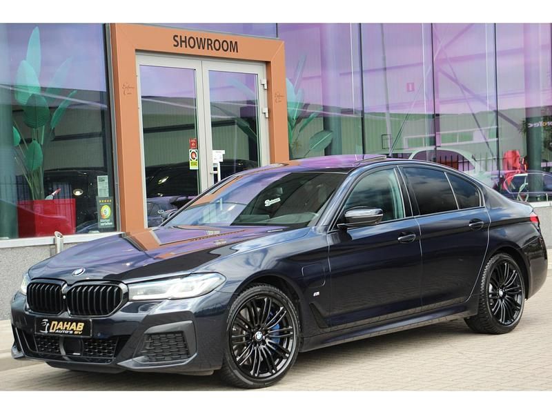 Zwart, metallic lak Gebruikt 2021 BMW 545 M Sport Sedan | € 48.900 (Iets duurder) - Afbeelding 1/4