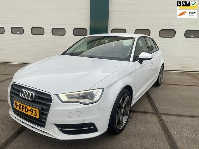 Wit (metallic) Occasion 2013 Audi A3 Sportback Attraction Hatchback | € 8.925 (Goede deal) - Afbeelding 1/4