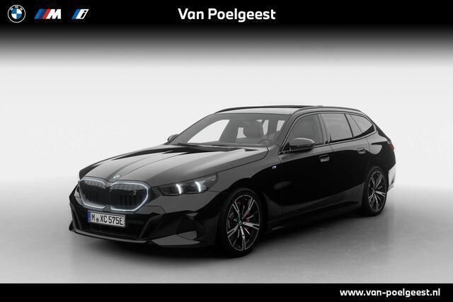 Saphirschwarz metallic (zwart metallic) Nieuw 2025 BMW i5 M Sport Sedan | € 97.526 - Afbeelding 1/4