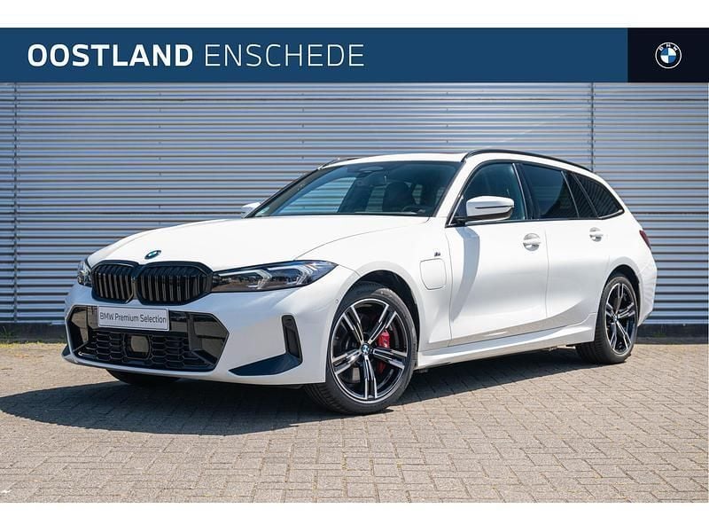 Wit Gebruikt 2024 BMW 330e Executive Stationwagen | € 60.950 (Duur) - Afbeelding 1/4