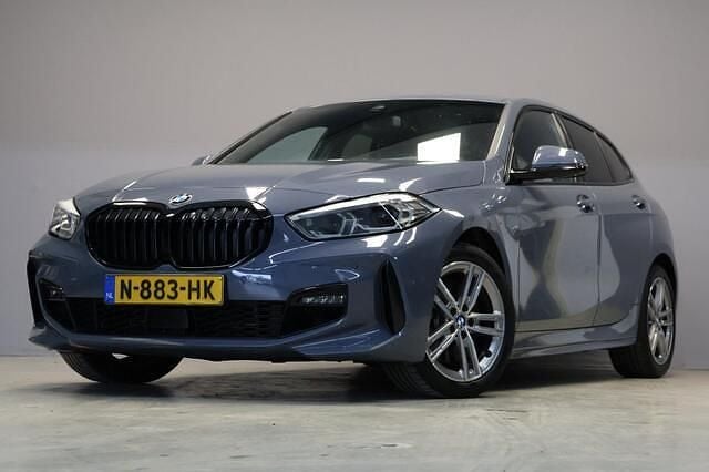 Grijs Gebruikt 2021 BMW 120 M Sport Hatchback | € 24.945 (Eerlijke prijs) - Afbeelding 1/4