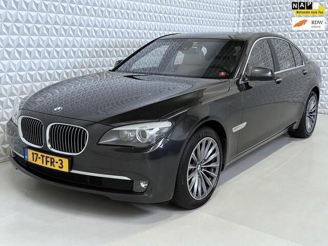 Grijs Gebruikt 2012 BMW 750 Sedan | € 24.999 - Afbeelding 1/4